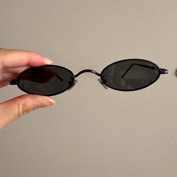 #72 Y2K Oval Sunglasses – Slim Black Frame - Picture 1 of 7